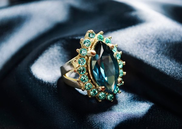 L'élégance des bagues luxe : or et pierres précieuses